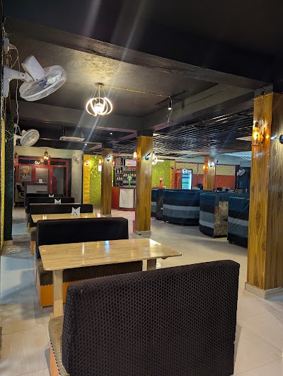 BAKEUH1P4PCM_The_Halt_Restaurant_by_Kshirsagar_ChIJM927Wqcb8jkRw-wv38ss9_w_1