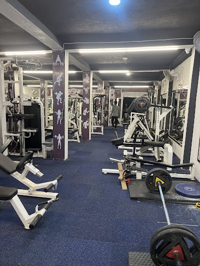 GYMIA8SZEU0W_Lucky_fitness_gym_ChIJw74NGgAj8jkRHQmYBHDUbeg_1