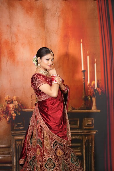 PARL9ZOE1U4A_Mini_makeup_artist_ChIJvTAZUgBB8jkRYraHfAIYfns_1