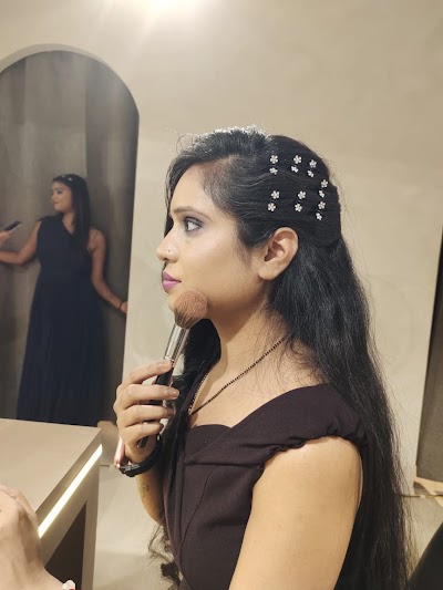 PARL9ZOE1U4A_Mini_makeup_artist_ChIJvTAZUgBB8jkRYraHfAIYfns_4