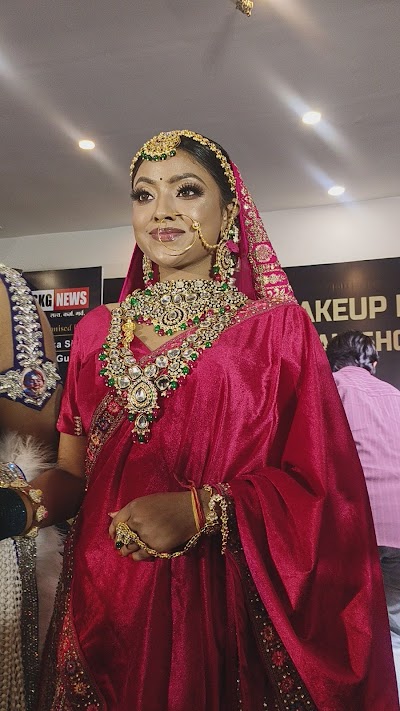 PARL9ZOE1U4A_Mini_makeup_artist_ChIJvTAZUgBB8jkRYraHfAIYfns_8