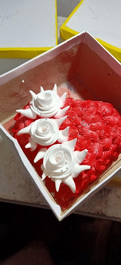 PARLUS8PBLAC_Royal_ice-cream_parlour_ChIJibL064Aj8jkRnhnsmQF8DNE_3