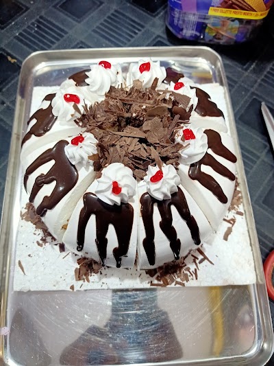 PARLUS8PBLAC_Royal_ice-cream_parlour_ChIJibL064Aj8jkRnhnsmQF8DNE_6